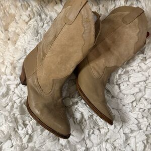 Classy Frye Beige Leather Heeled Boots